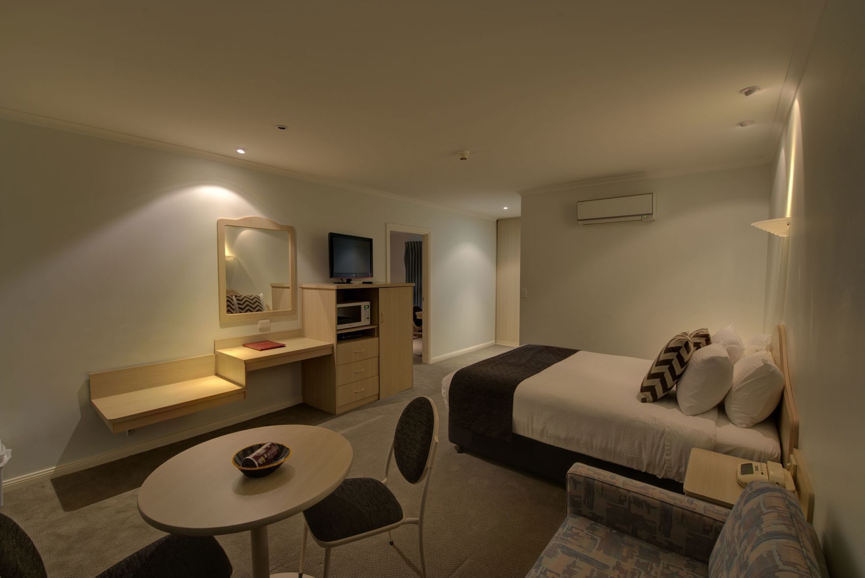 Bureau, fer et planche à repasser, draps fournis