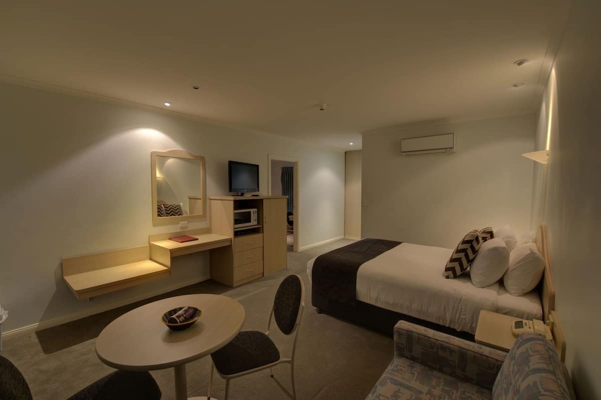 Bureau, fer et planche à repasser, draps fournis