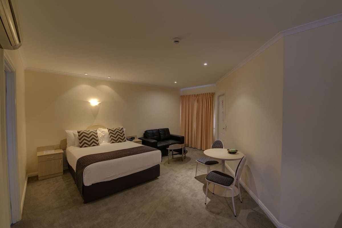 Bureau, fer et planche à repasser, draps fournis