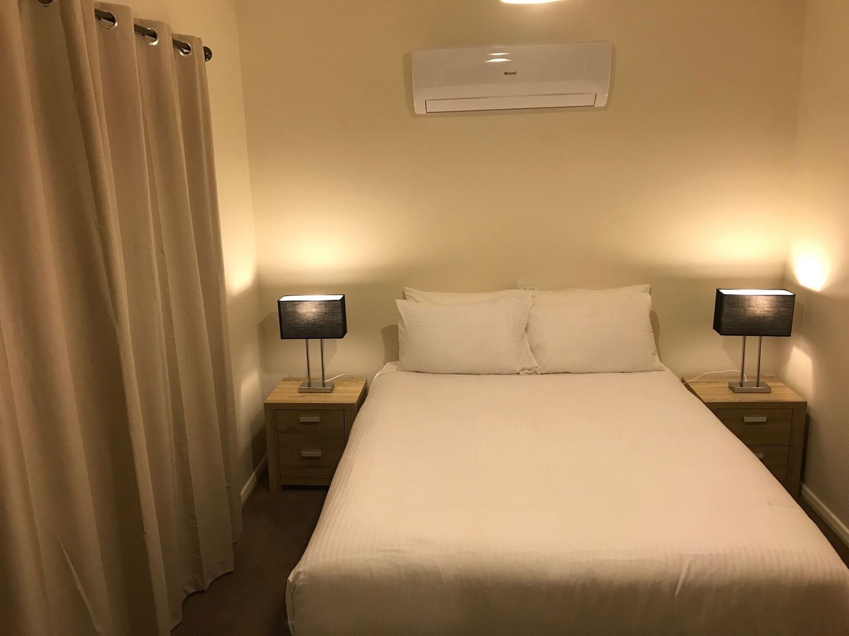 Bureau, fer et planche à repasser, draps fournis