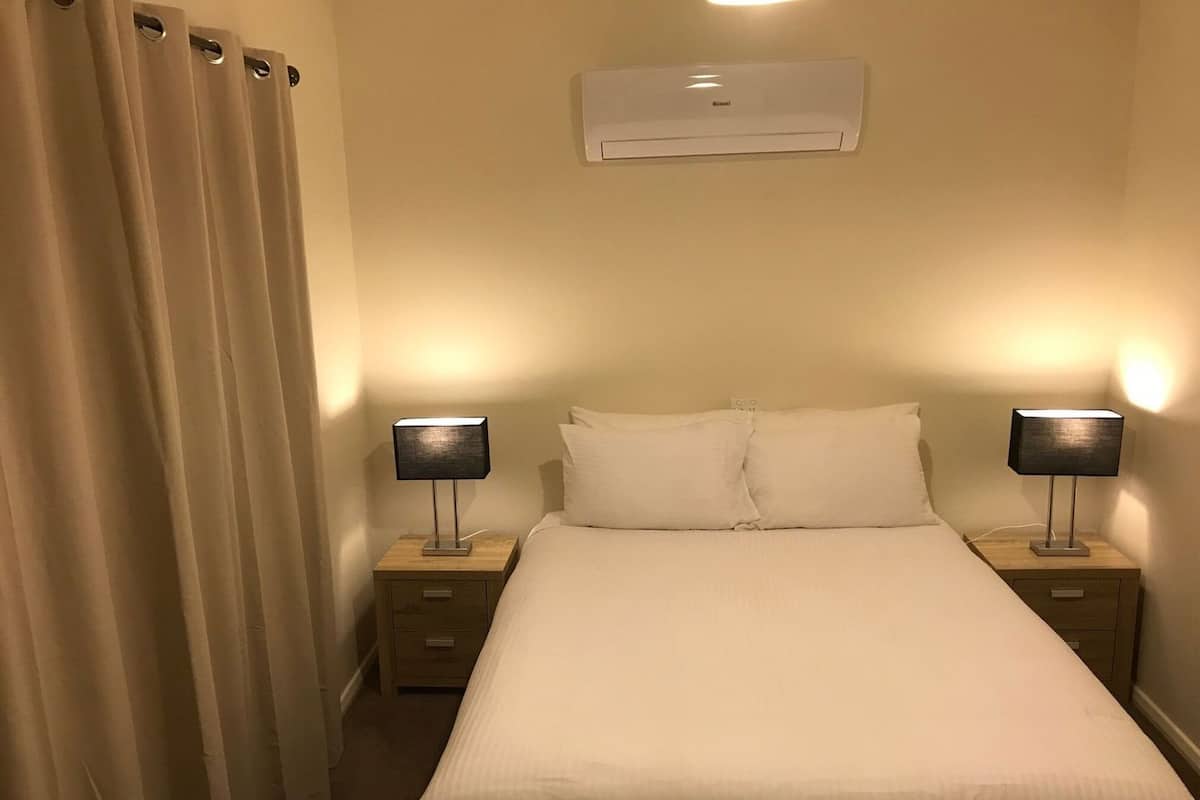 Bureau, fer et planche à repasser, draps fournis