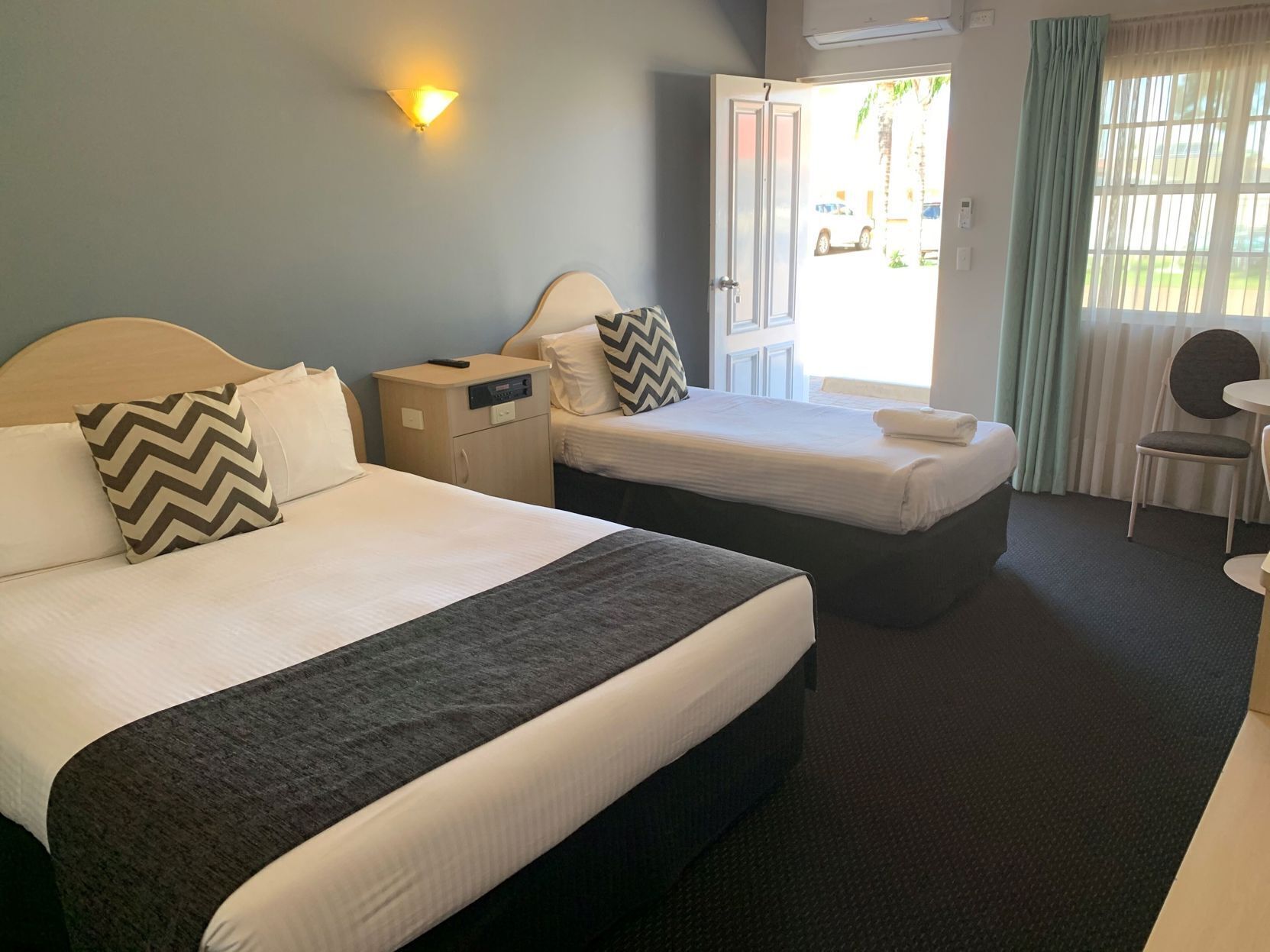 Bureau, fer et planche à repasser, draps fournis