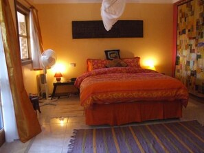 Cubrecamas, decoración personalizada y sistema de insonorización 