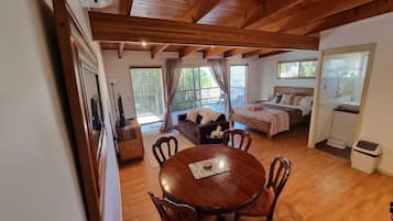 Standard Studio, 1 Queen Bed, Kitchen, Garden View (Wattle Suite) | Restauration dans la chambre
