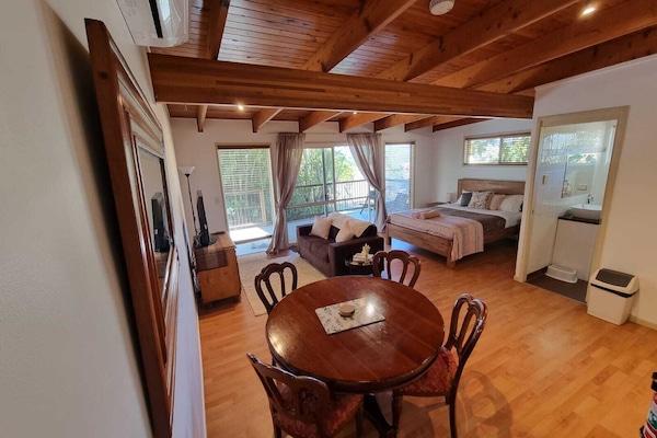 Standard Studio, 1 Queen Bed, Kitchen, Garden View (Wattle Suite) | In-room dining