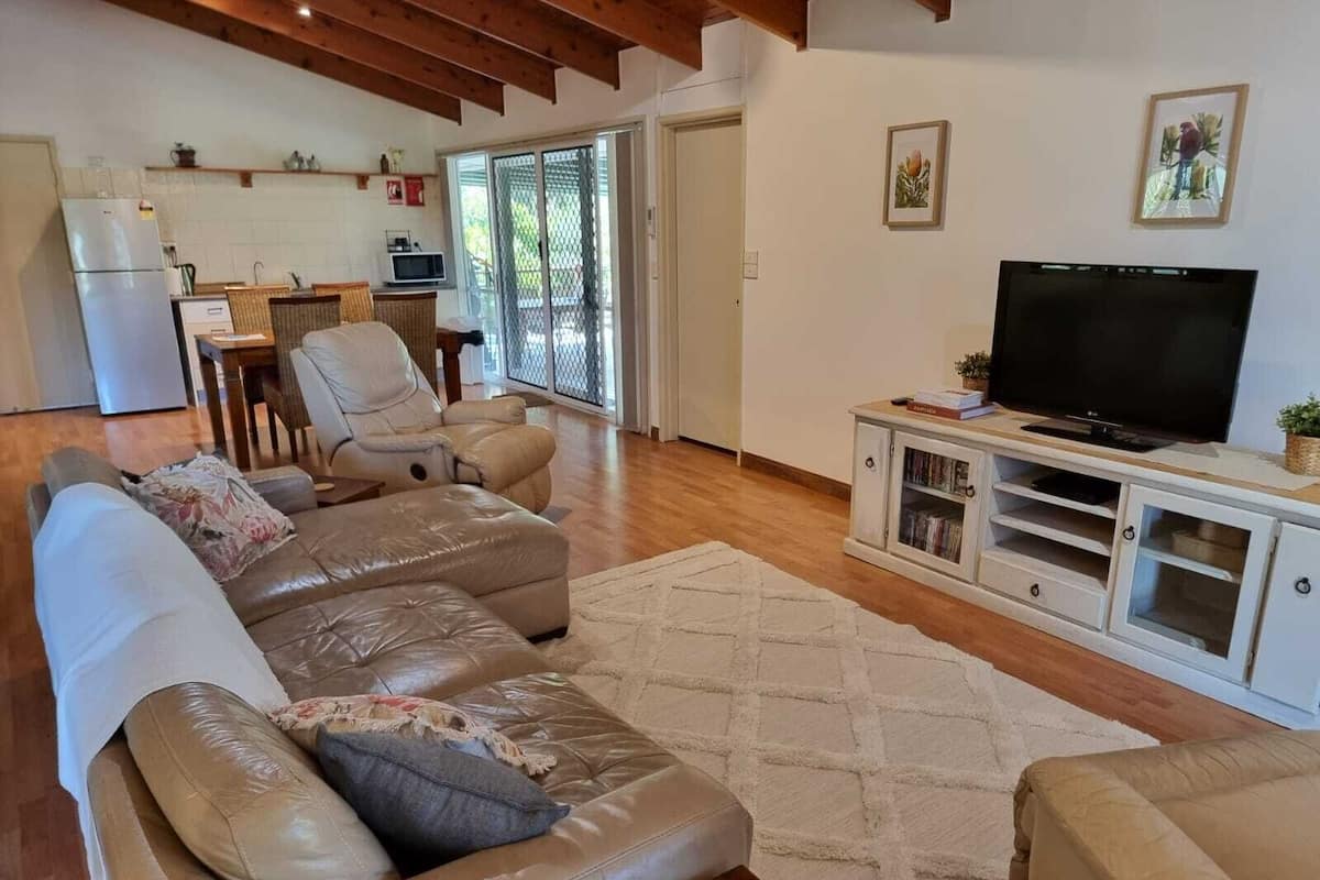 Standard Suite, 2 Bedrooms, Kitchen, Mountain View (Banksia Suite) | Salle de séjour | Télévision, lecteur de DVD