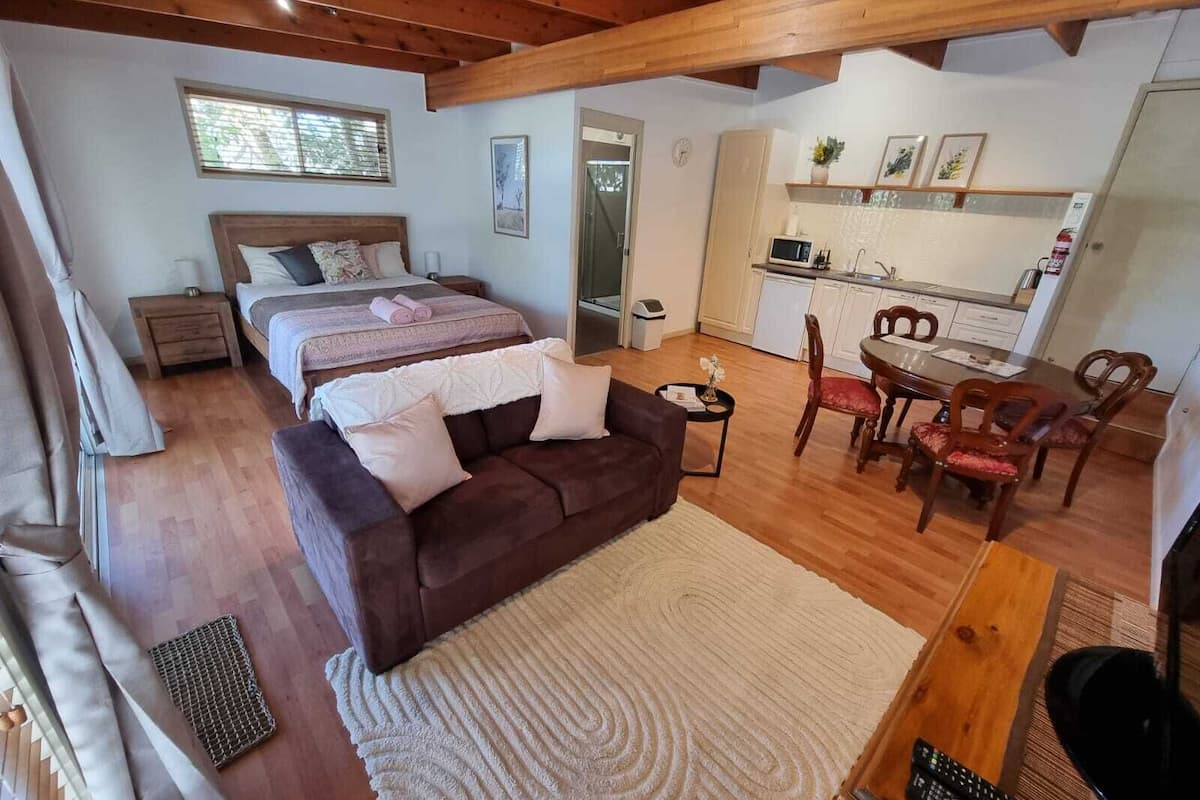 Standard Studio, 1 Queen Bed, Kitchen, Garden View (Wattle Suite) | Literie de qualité supérieure, décoration personnalisée