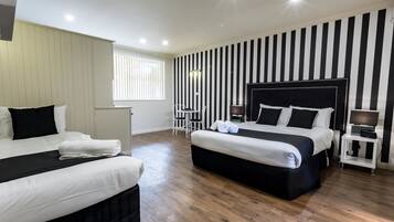 Habitación con 2 camas individuales | Ropa de cama de alta calidad y decoración personalizada