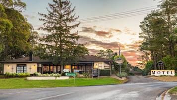 Vista frontal de la propiedad