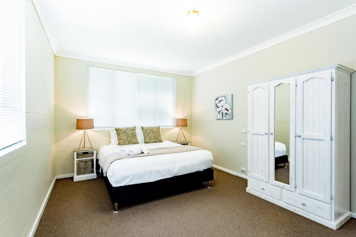 Executive Apartment | Premium bedding, iron/ironing board, WiFi (free), individually decorated