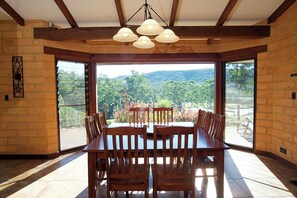 ห้องสแตนดาร์ดสวีท, 2 ห้องนอน, ห้องครัว (The Hideaway) | บริการอาหารในห้องพัก