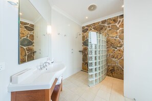 Een bad/douchecombinatie, gratis toiletartikelen, een haardroger
