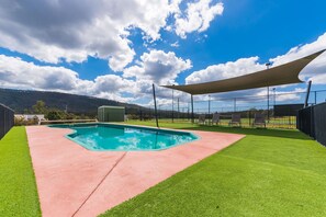 สระว่ายน้ำกลางแจ้งเปิดตามฤดูกาล, เก้าอี้อาบแดดริมสระ