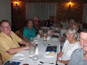 Family dining - Hilldrop Motor Inn (Waterview Heights)