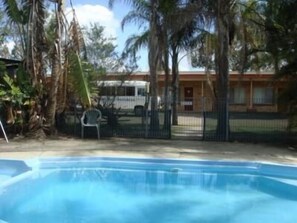 Outdoor pool - Hilldrop Motor Inn (Waterview Heights)