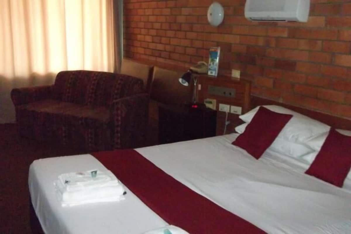 Standard Room, Non Smoking (Queen Bed Room 2 People) | Desk, free WiFi