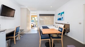 Suite Deluxe, 2 habitaciones, con acceso para personas discapacitadas, planta baja | Escritorio, tabla de planchar con plancha, wifi gratis y ropa de cama 