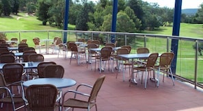 Lunch and dinner served, golf course views - Commercial Golf Resort (Albury)