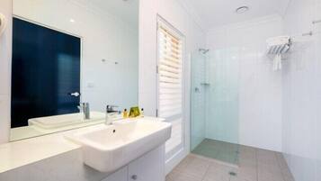 Deluxe Suite, 2 Bedrooms, Accessible, Ground Floor | Bathroom