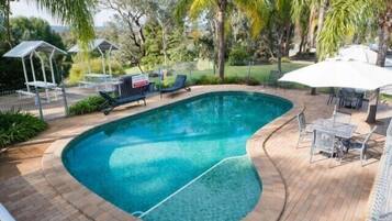 Piscine extérieure en saison