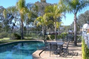 Outdoor pool - Commercial Golf Resort (Albury)