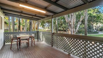 Cabin (Casuarina Cabin) | Terrace/patio