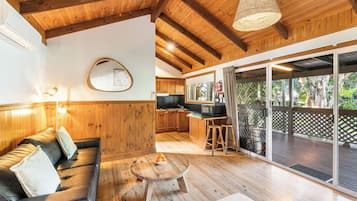 캐빈 (Casuarina Cabin) | 거실 공간 | 평면 TV, DVD 플레이어