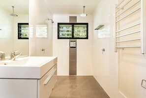 Ferienhütte (Figtree Cabin) | Badezimmer | Kostenlose Toilettenartikel, Haartrockner, Handtücher