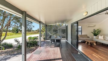Cabin (Figtree Cabin) | Terrace/patio