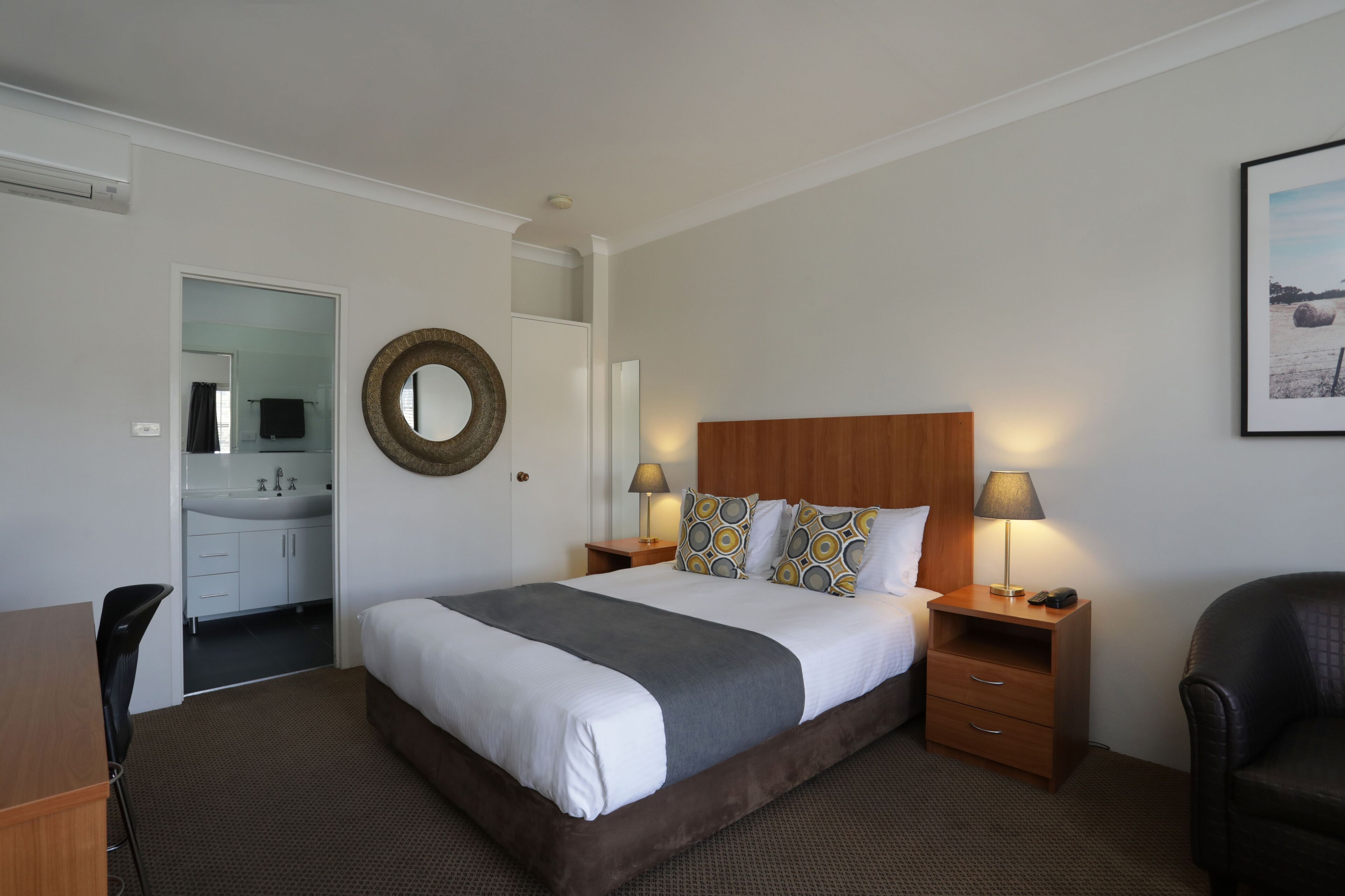 Standard Room, Non Smoking (Queen Room) | Iron/ironing board, free WiFi