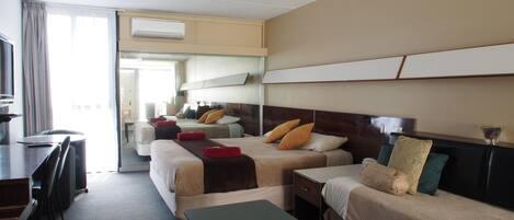 Escritorio, tabla de planchar con plancha y camas extra