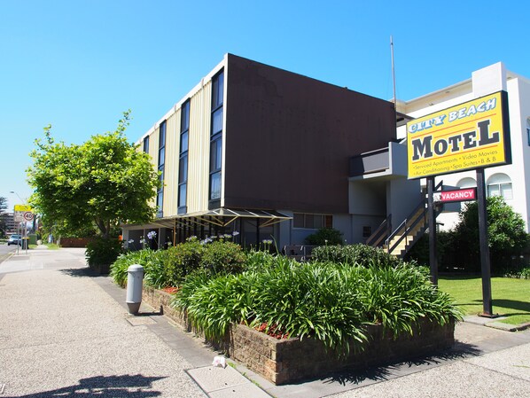 Un motel con un cartel que indica disponibilidad.