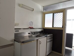 Fridge, microwave, coffee/tea maker, cookware/dishes/utensils - City Beach Motel (Wollongong)