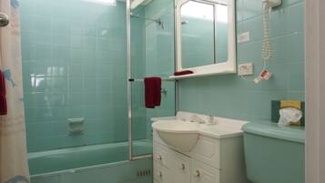 Combined shower/bathtub, towels