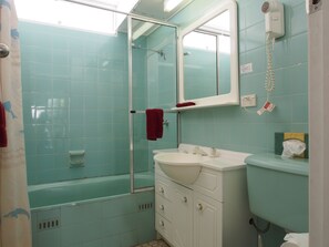 Combined shower/bathtub, towels - City Beach Motel (Wollongong)