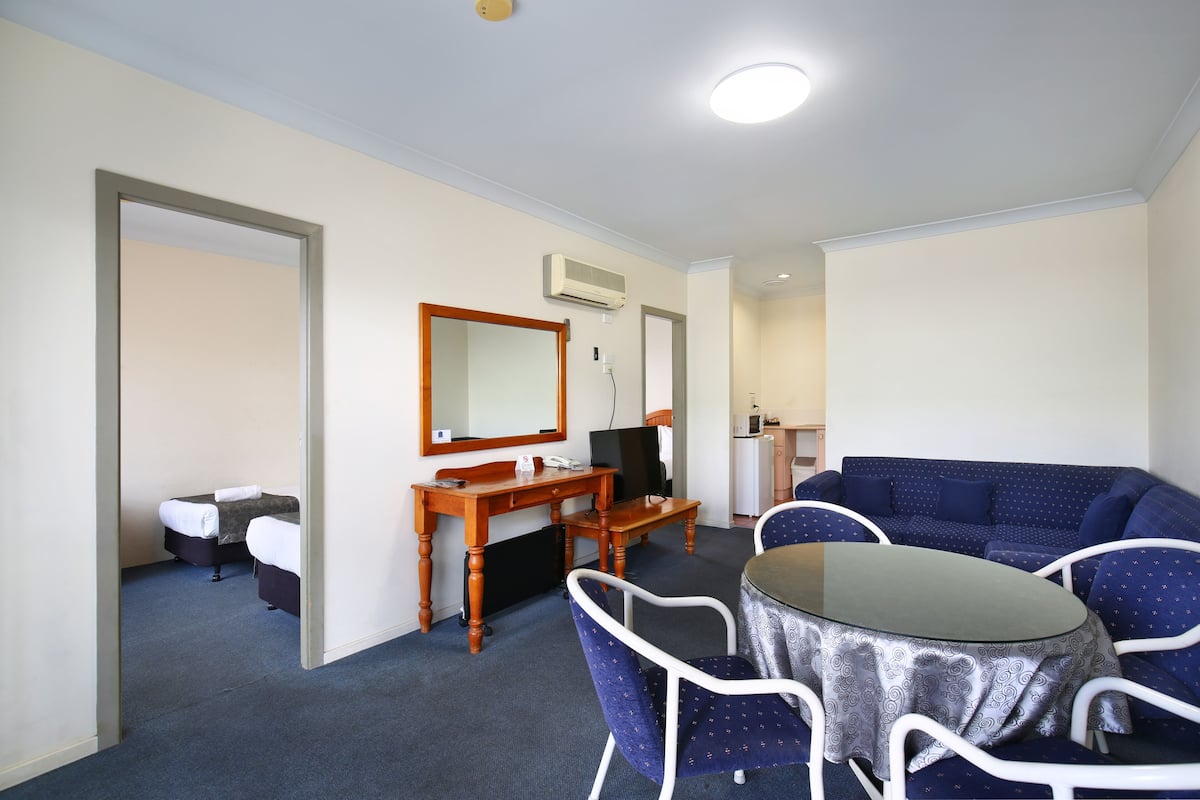 Camera Standard, non fumatori, angolo cottura (2Brm Apartment) | Area soggiorno | TV