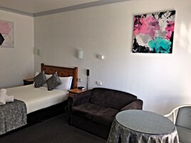 Tabla de planchar con plancha, wifi gratis y ropa de cama 