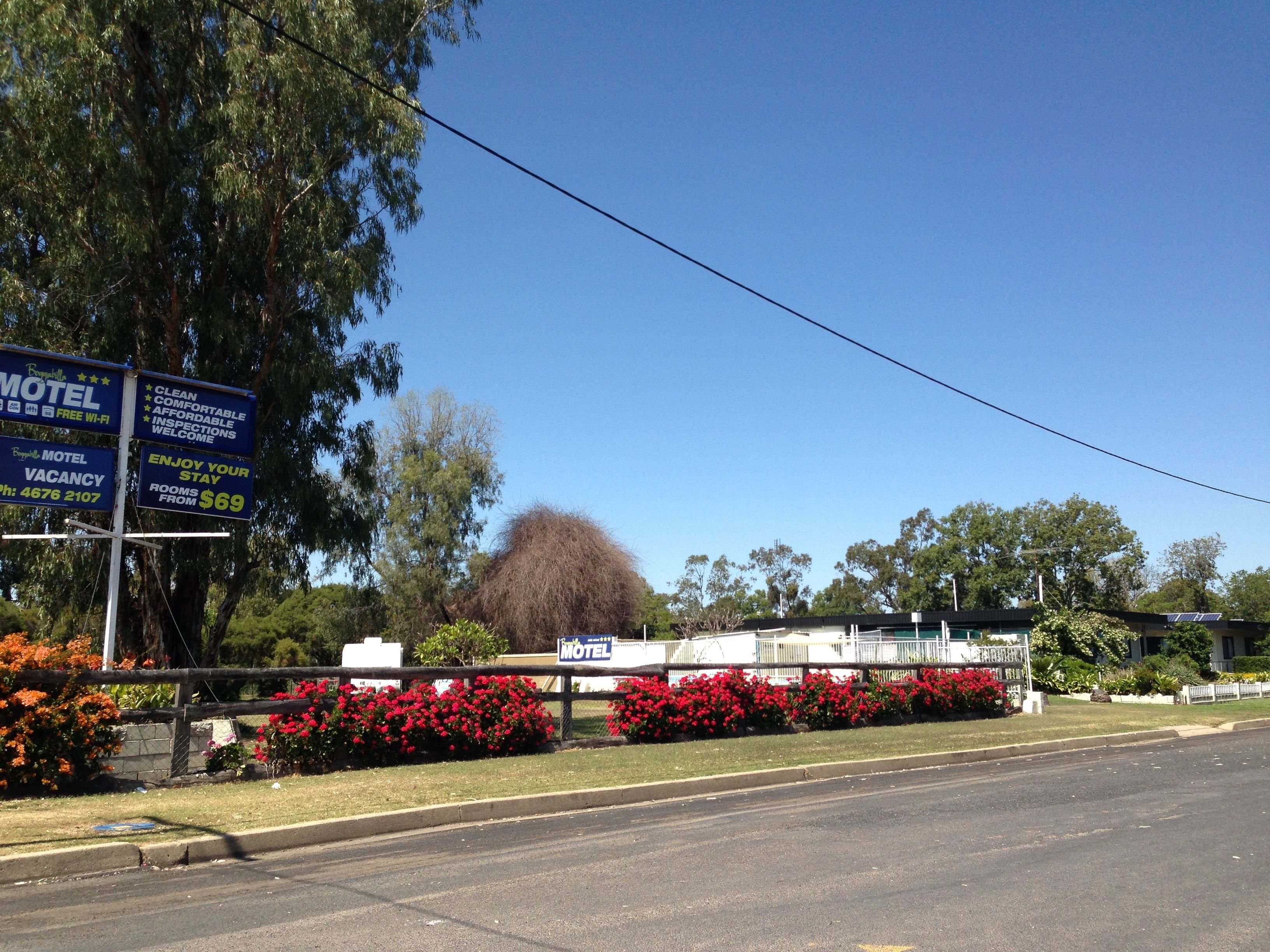 A motel sign with amenities and a vacancy notice.