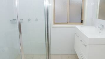 Standard Apartment, 1 Bedroom, Non Smoking, Kitchen (Townhouse min 2) | Bathroom | Hair dryer, towels