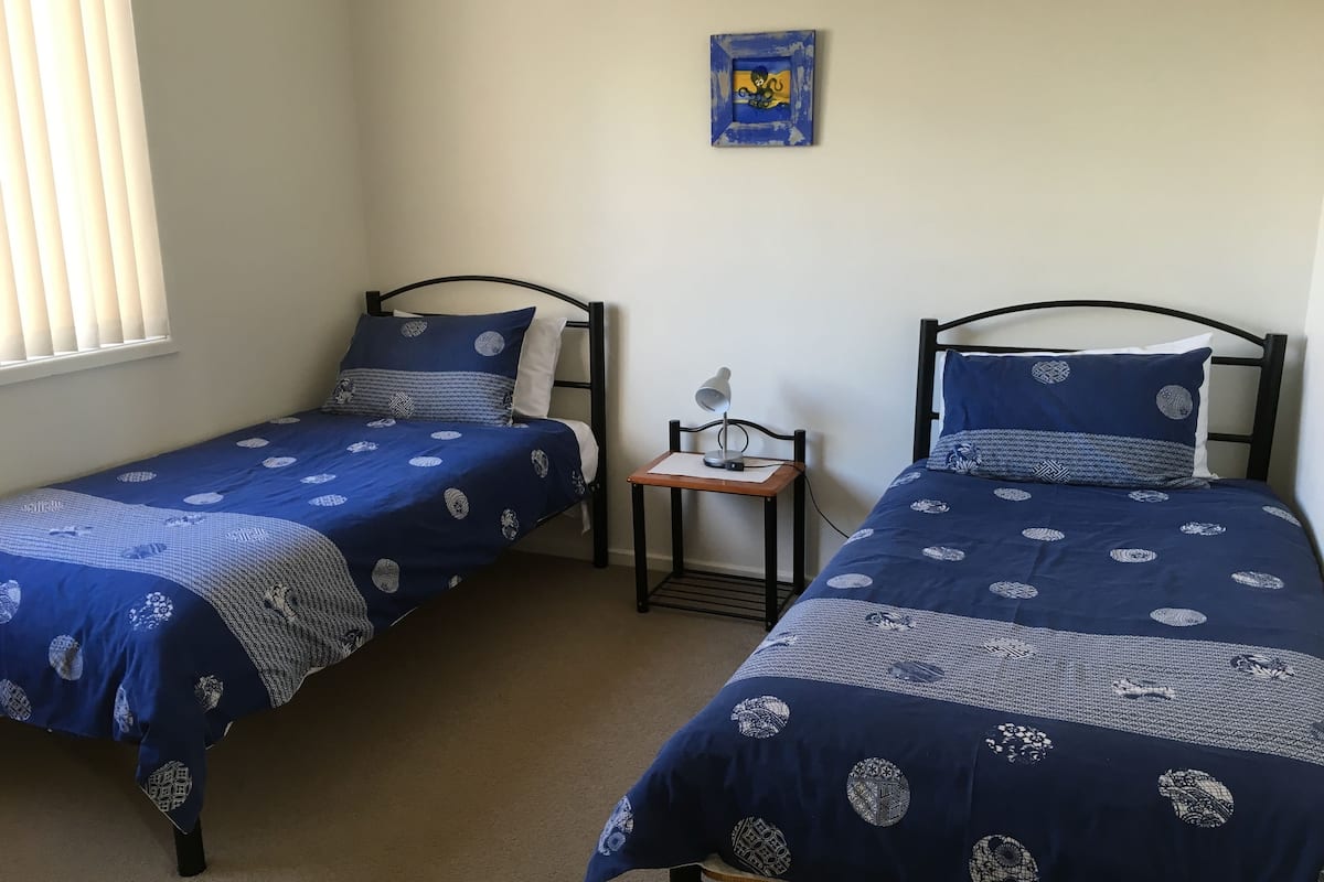 Individually furnished, iron/ironing board, free WiFi, bed sheets
