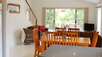 Standard Apartment, 1 Bedroom, Non Smoking, Kitchen (Townhouse min 2) | Individually furnished, iron/ironing board, free WiFi, bed sheets