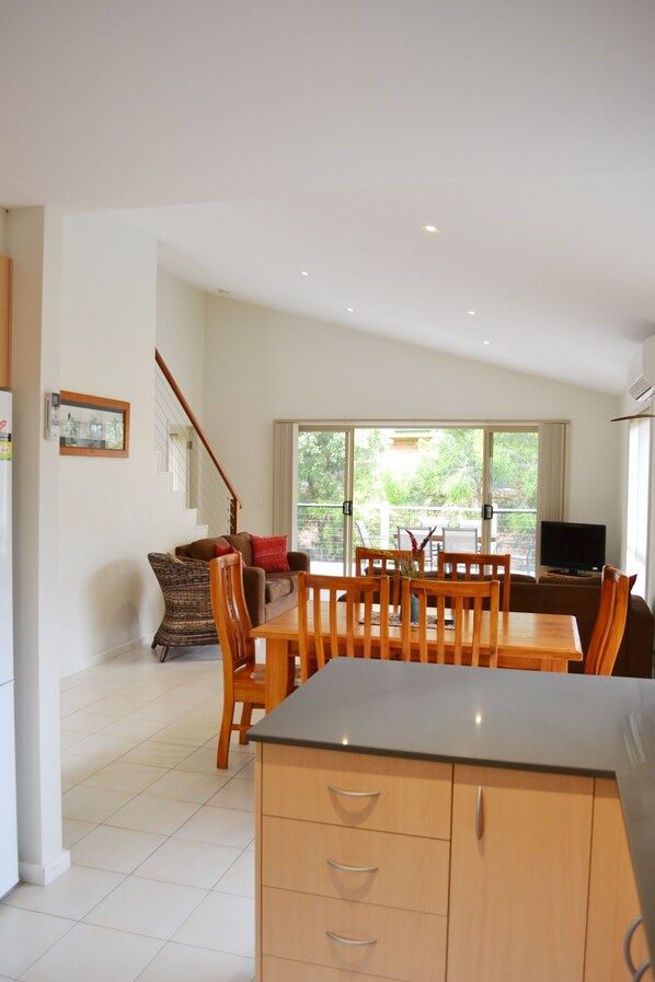 Standaard appartement, 1 slaapkamer, niet-roken, keuken (Townhouse min 2) | Individueel gemeubileerd, een strijkplank/strijkijzer, gratis wifi