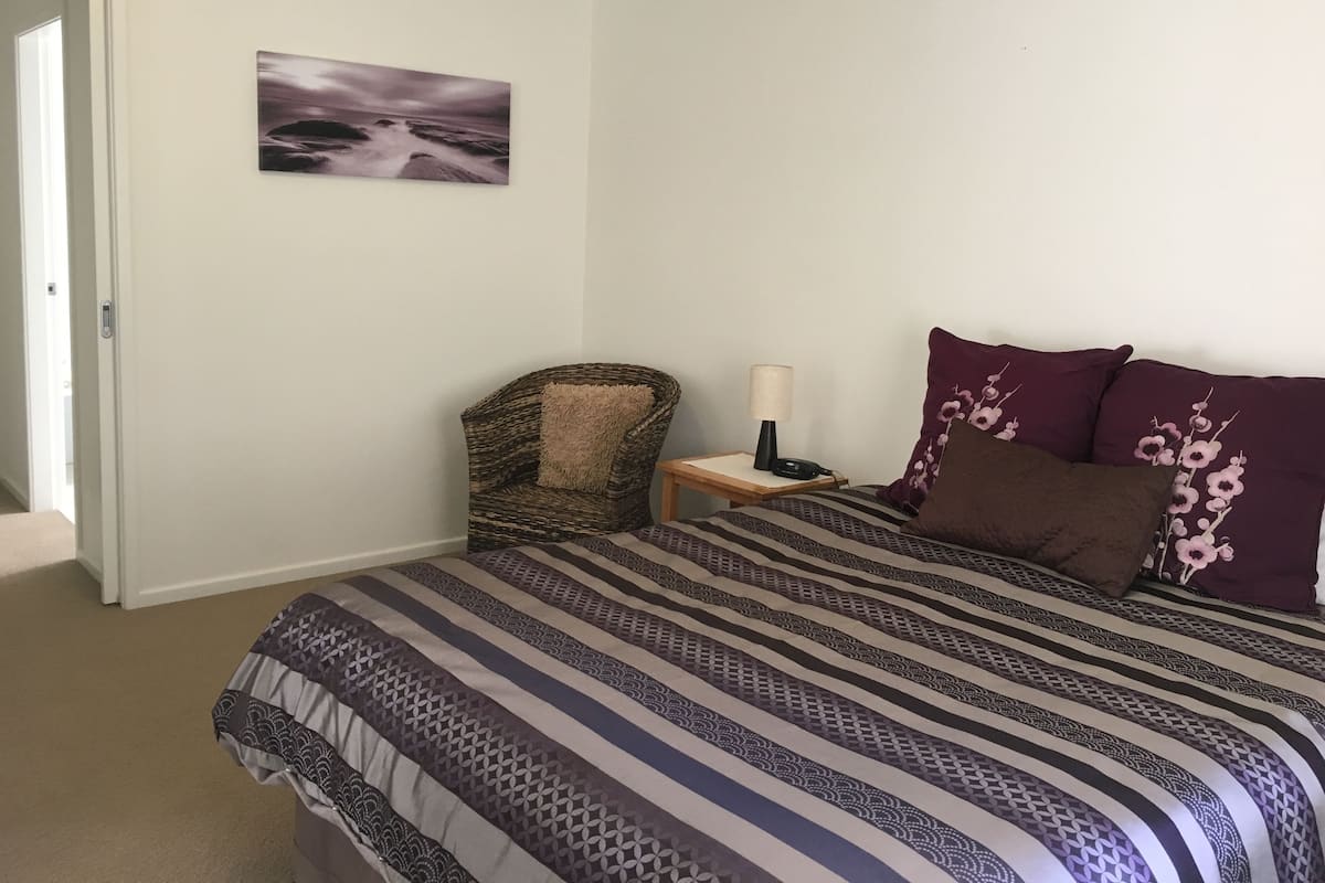 Individually furnished, iron/ironing board, free WiFi, bed sheets