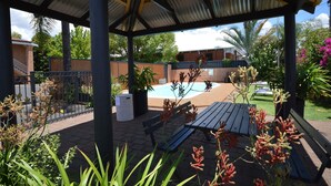 Outdoor dining - Bluegum Motel (Dubbo)
