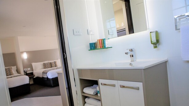 Shower, designer toiletries, hair dryer, towels - Bluegum Motel (Dubbo)
