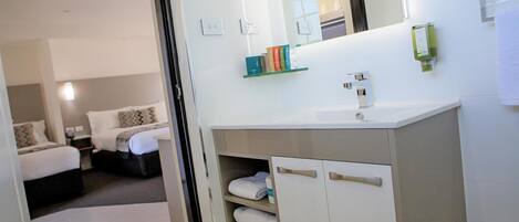 Suihku, designer-hygieniatuotteet, hiustenkuivaaja, pyyhkeet