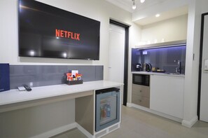 Refrigerador, microondas, cafetera y tetera y tetera eléctrica 