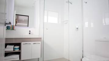 Buồng tắm vòi sen, đồ dùng nhà tắm được thiết kế riêng, máy sấy tóc