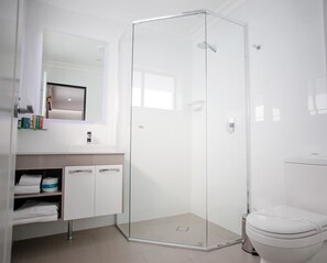 Shower, designer toiletries, hair dryer, towels - Bluegum Motel (Dubbo)