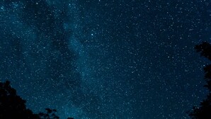 Una casa bajo un cielo estrellado.